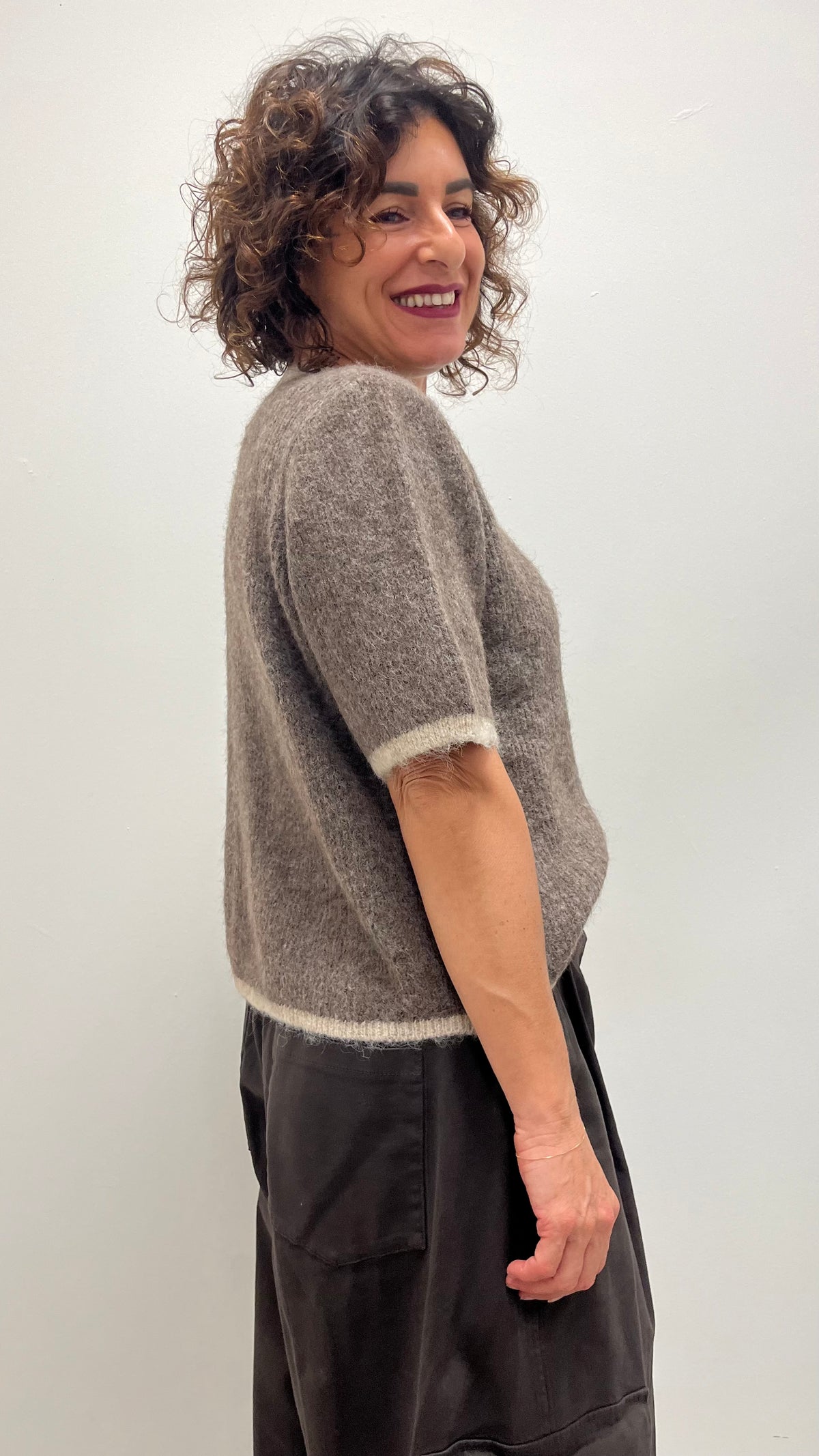 Cardigan donna in misto lana con maniche corte e bottoni dorati My-d