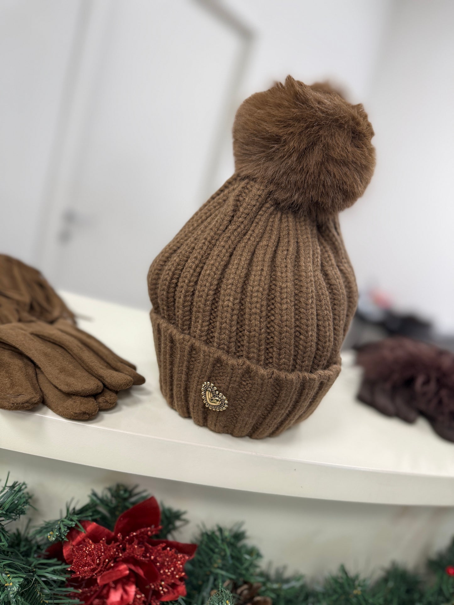 Cappellino pon pon con spilla moro