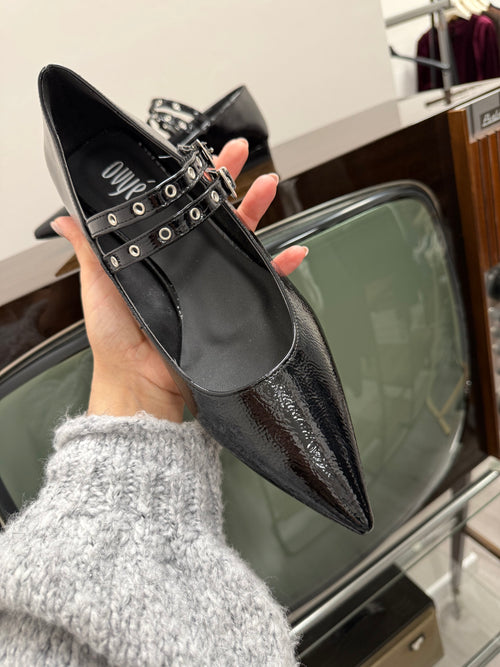 Ballerine in vernice doppia fibbia con la punta Ovyè