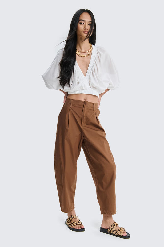 Two Way pantalone barrel leggero carrot con pinces moka mousse