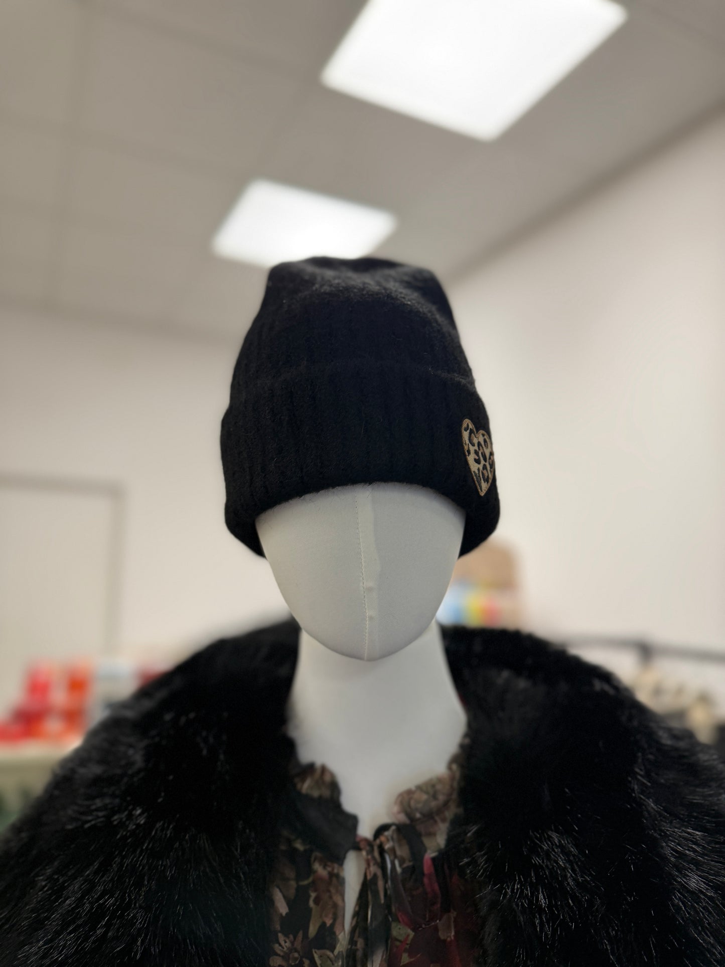 Cappellino cuore lana nero