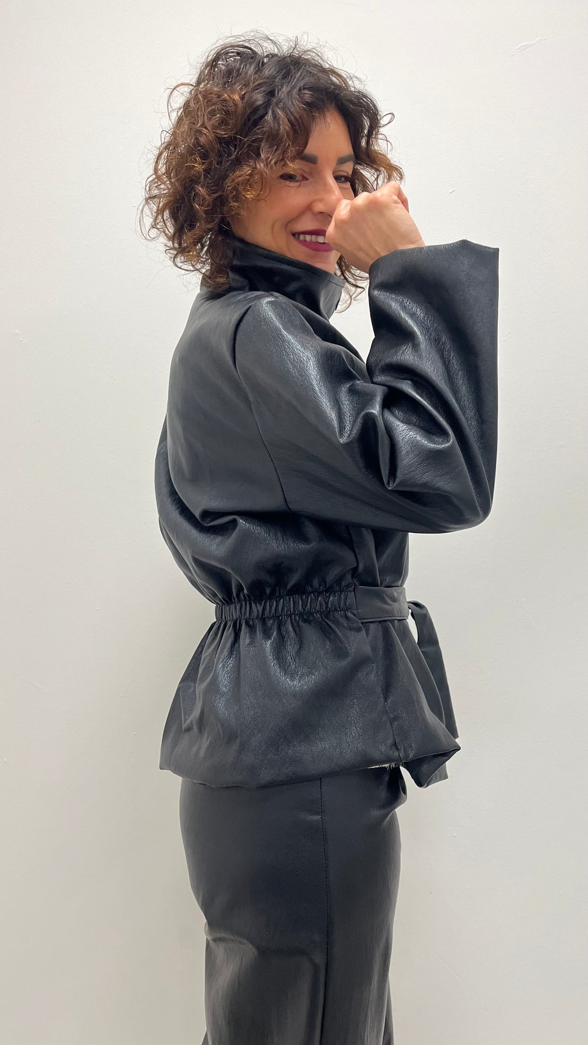 Giacca donna in ecopelle nera con cintura My-d