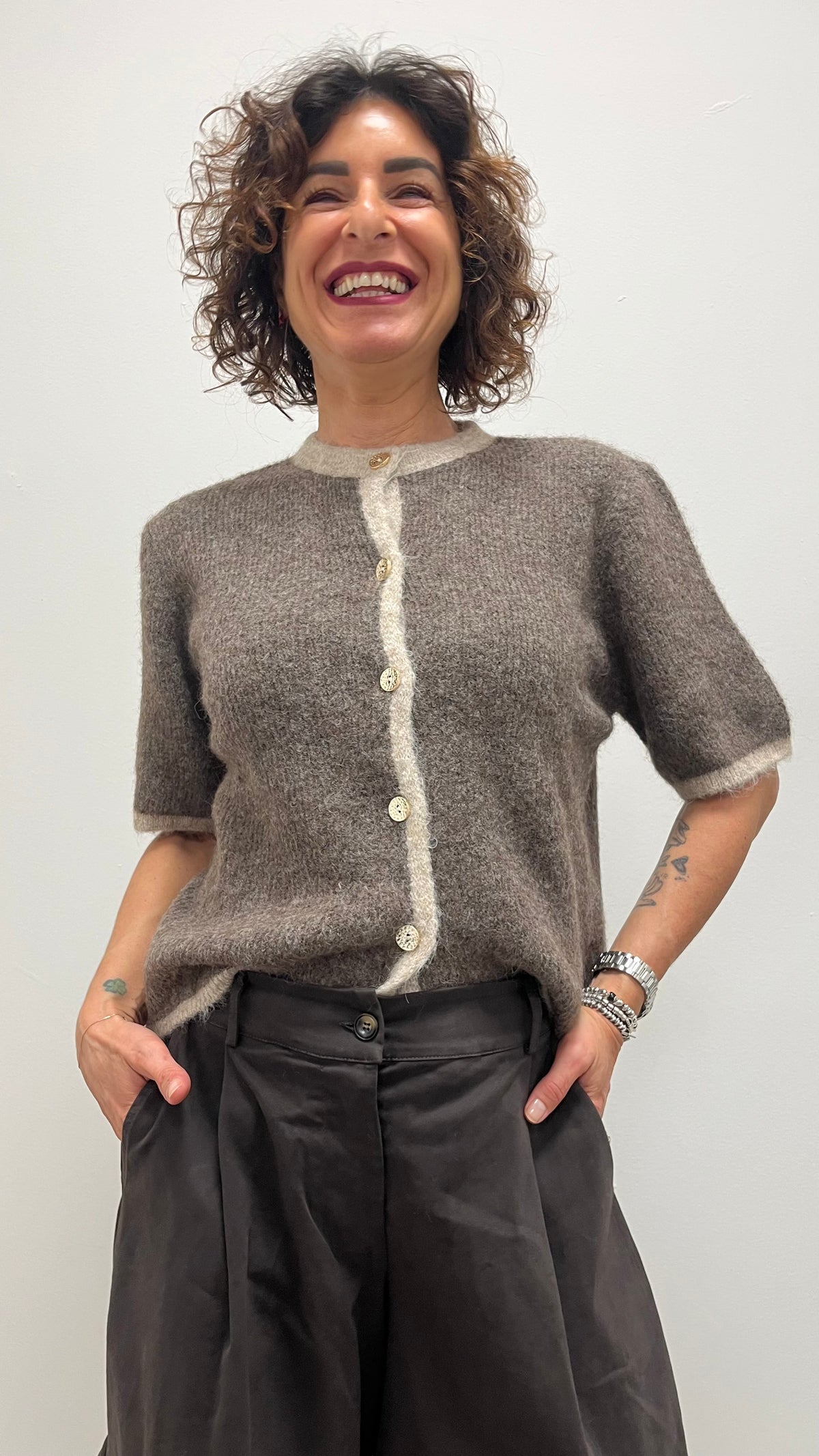 Cardigan donna in misto lana con maniche corte e bottoni dorati My-d