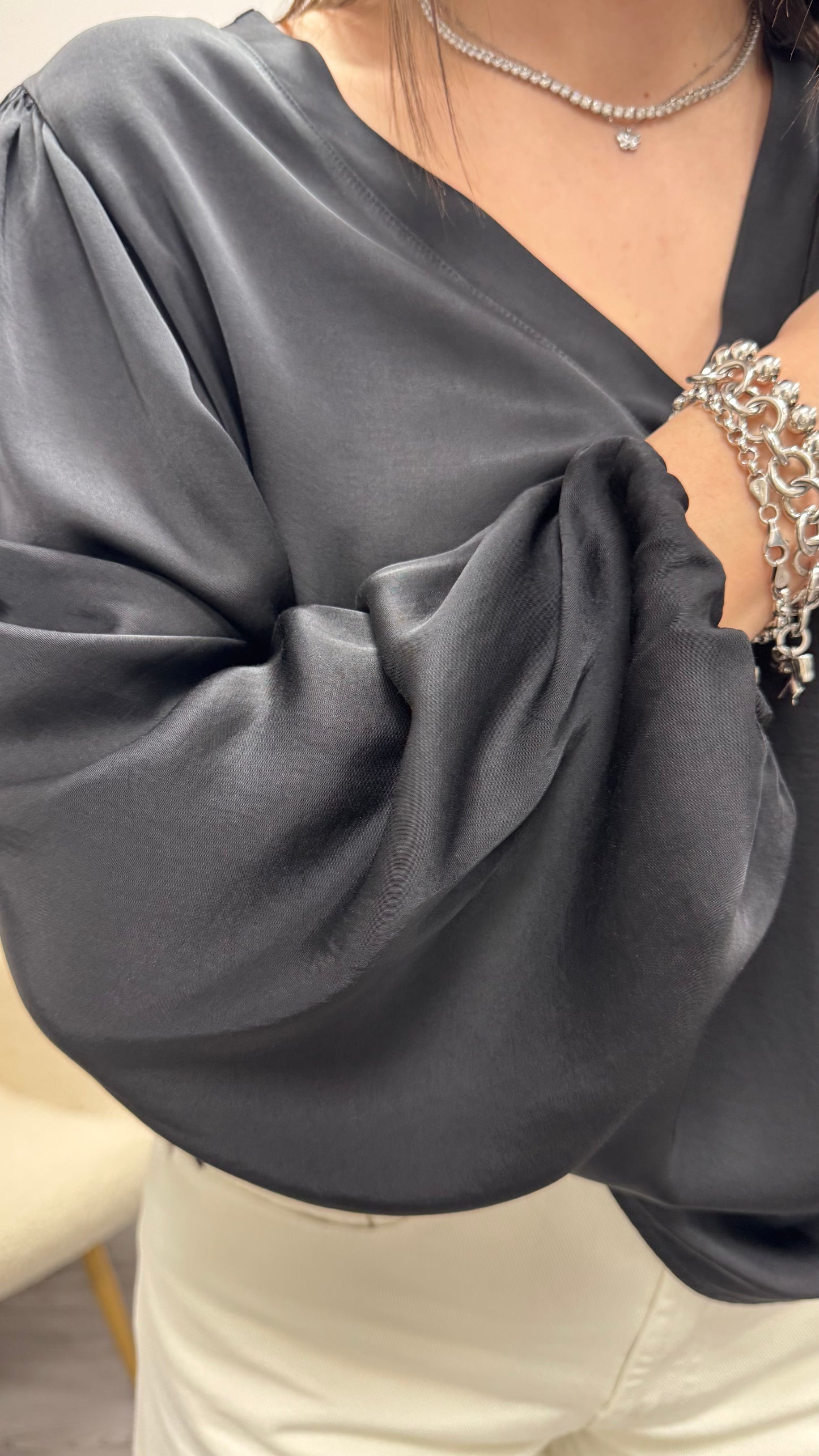 Blusa raso viscosa 100% scollo a V Haveone nero