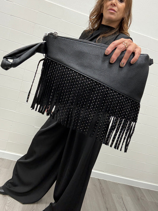 Borsa pochette con frangie nera