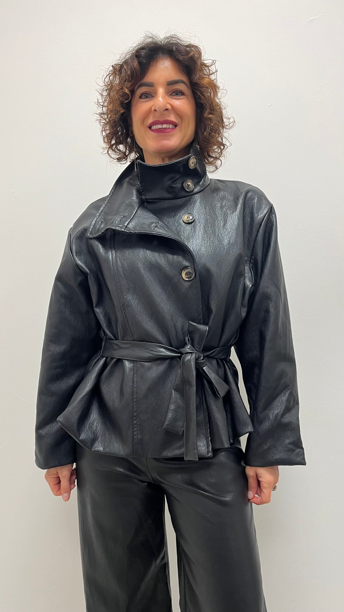 Giacca donna in ecopelle nera con cintura My-d