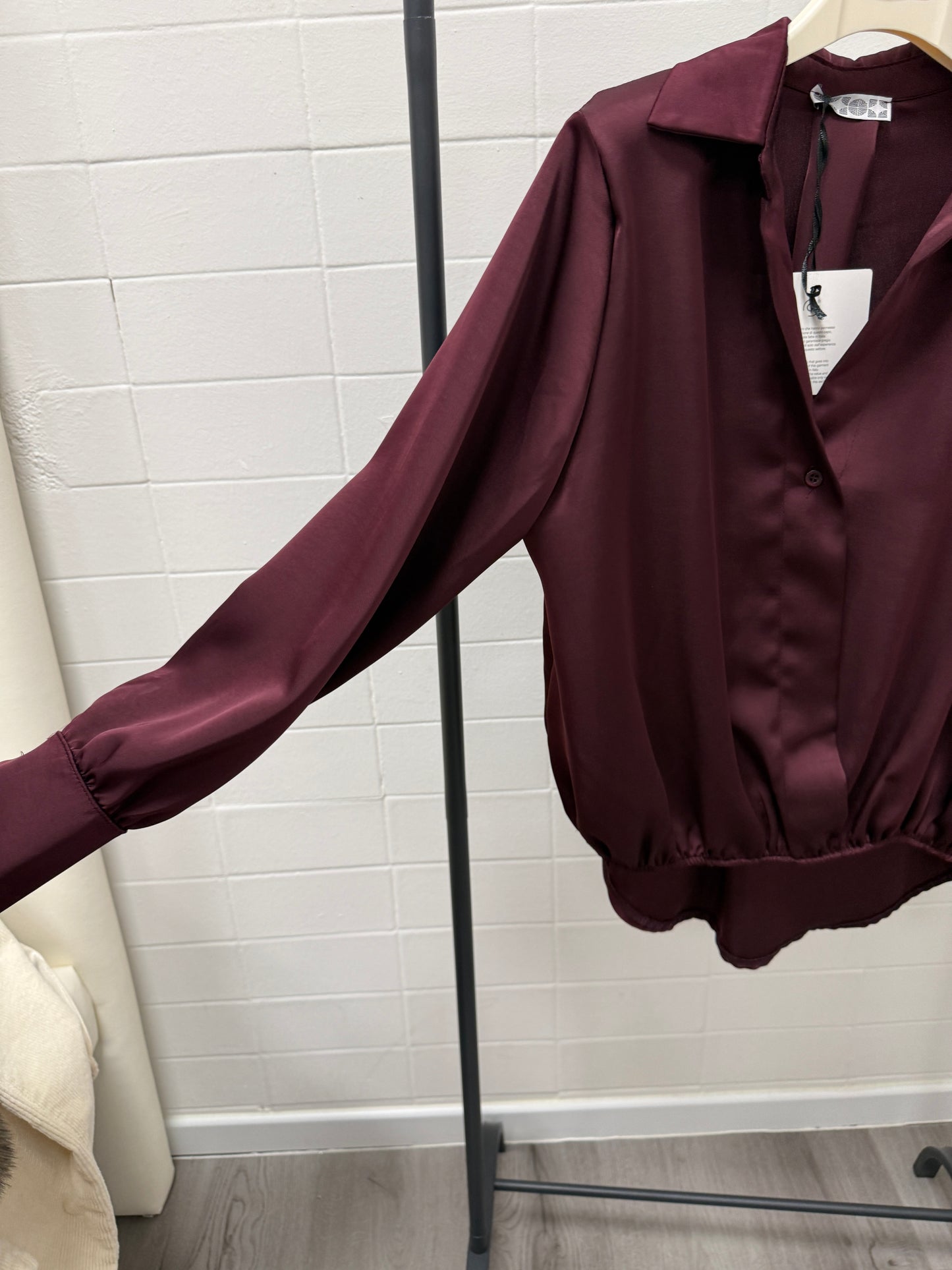 Camicia blusa raso satin arricciata sul davanti vino Memoire