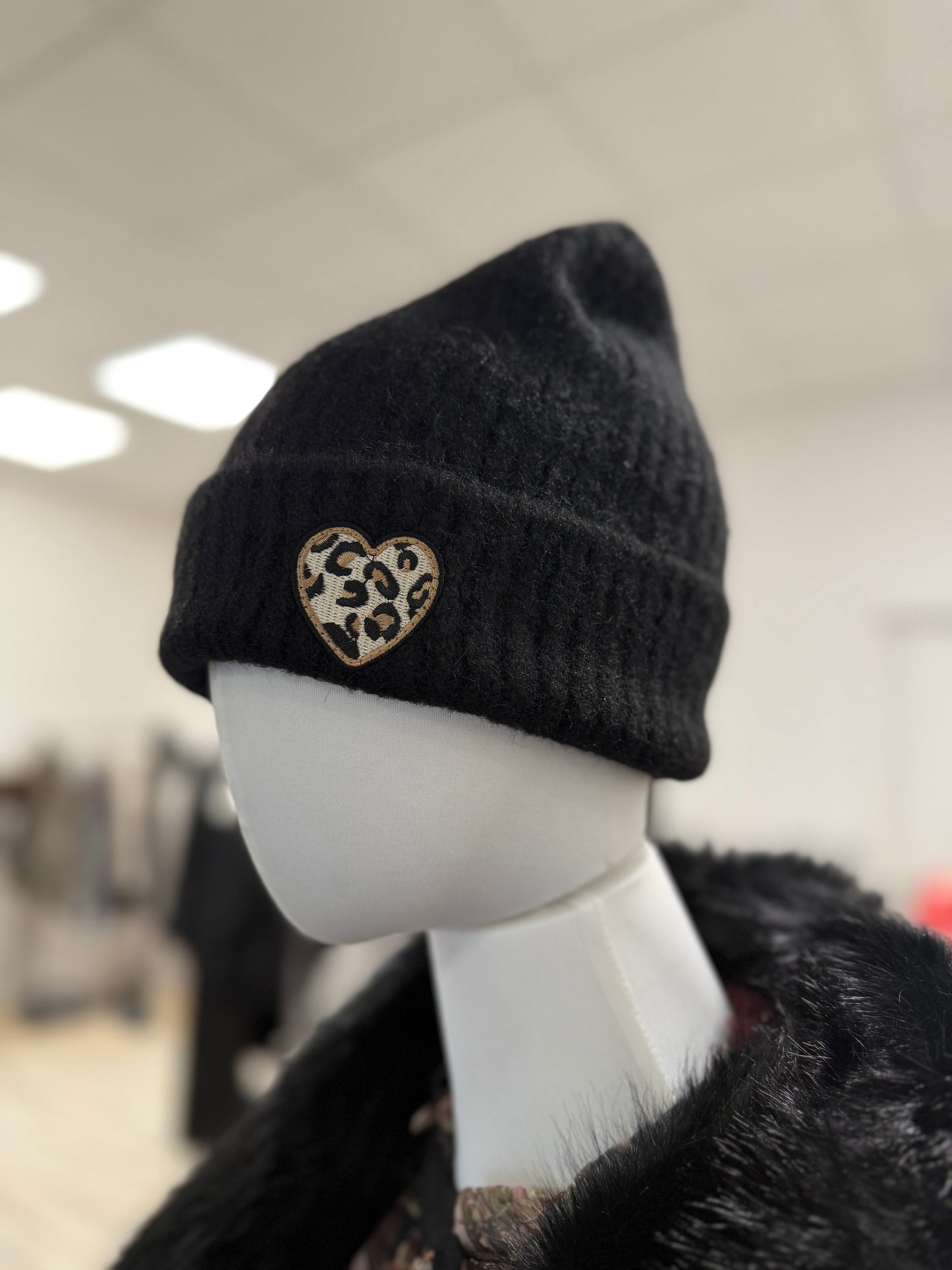 Cappellino cuore lana nero