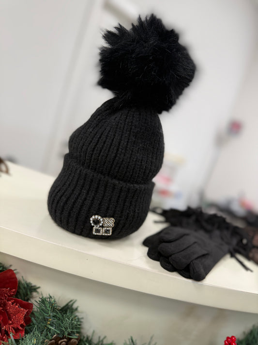 Cappellino pon pon con spilla nero