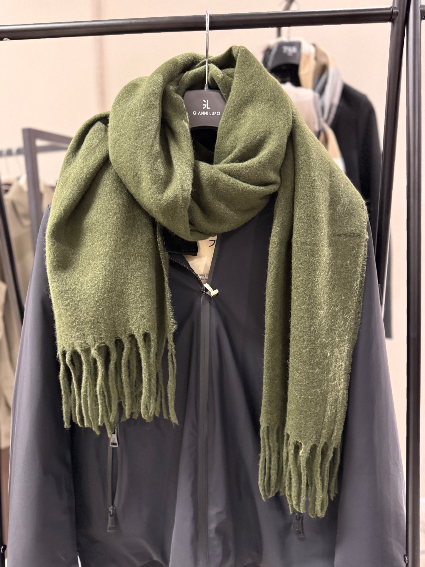 Sciarpa tinta unita verde calda viscosa Memoire