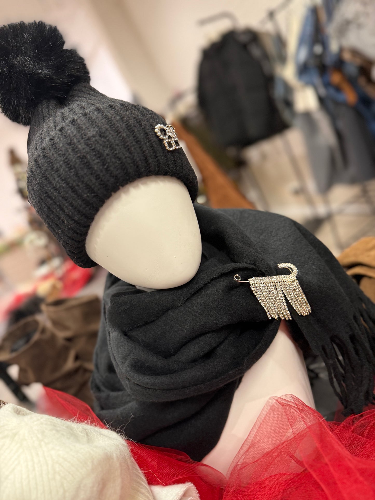 Set sciarpa cappellino spille nero Memoire