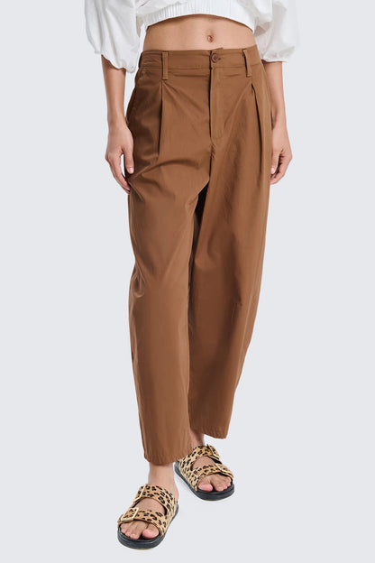 Two Way pantalone barrel leggero carrot con pinces moka mousse