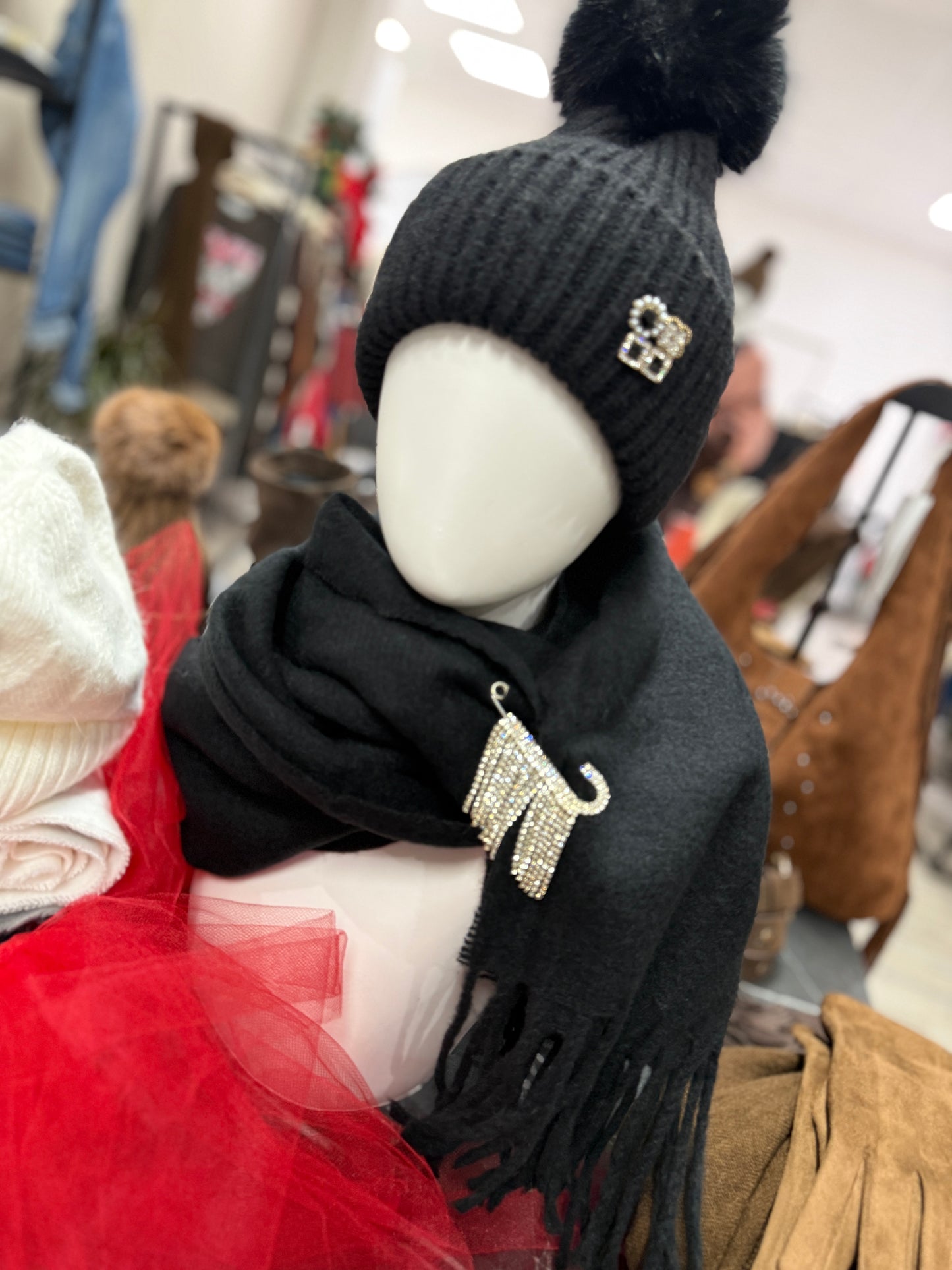 Set sciarpa cappellino spille nero Memoire