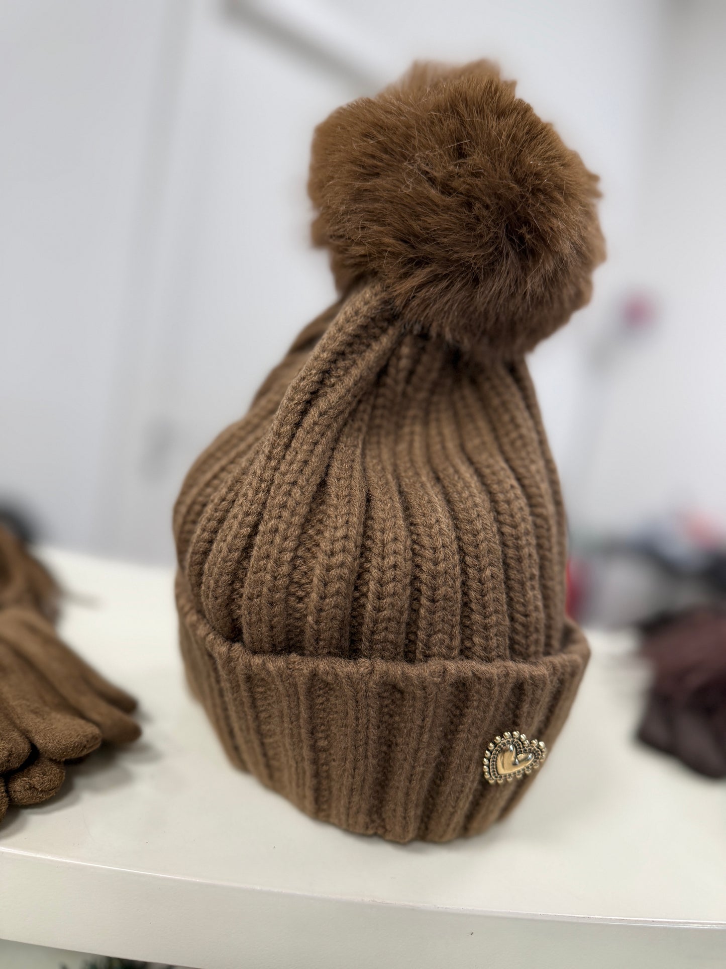 Cappellino pon pon con spilla moro