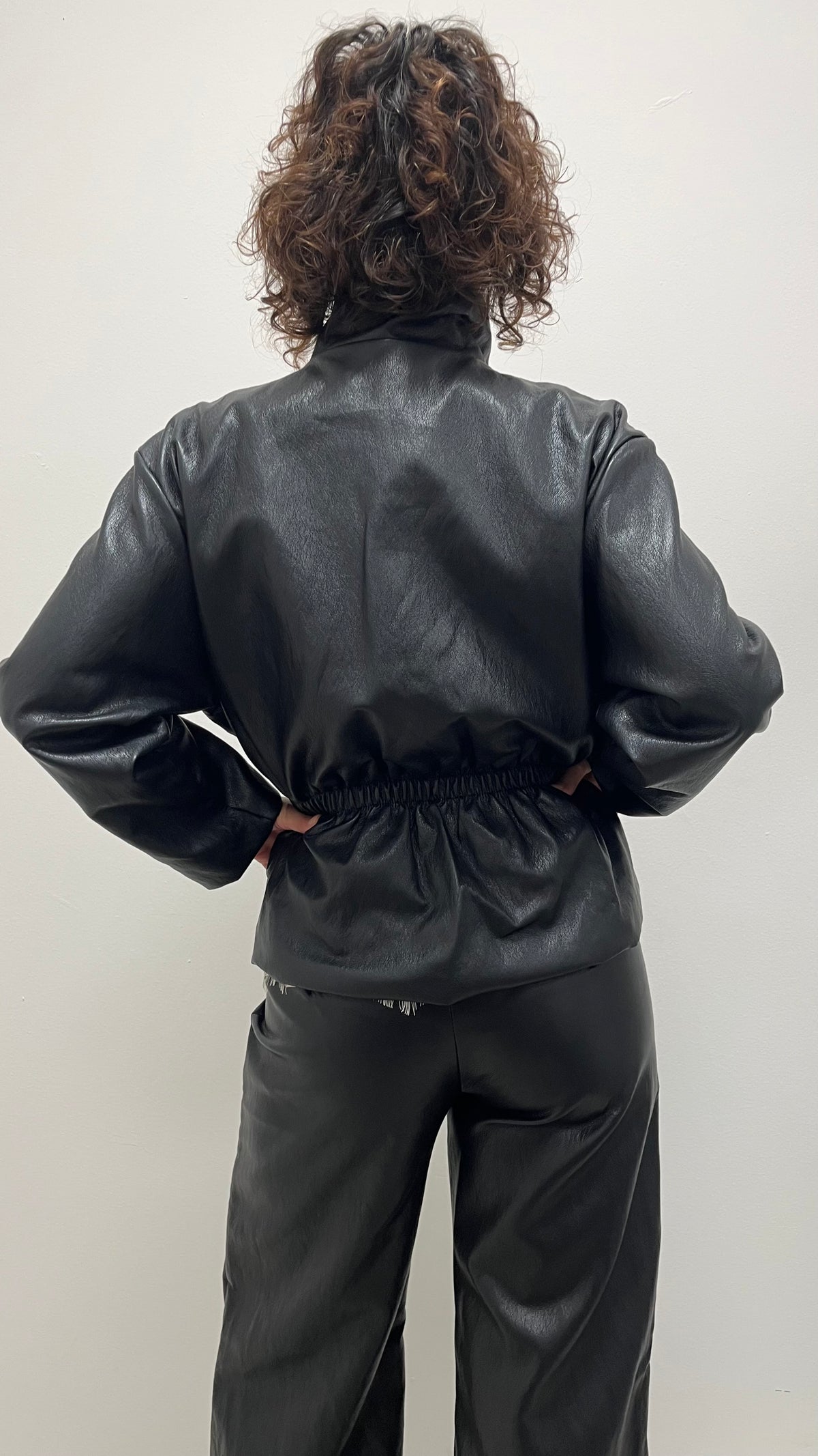 Giacca donna in ecopelle nera con cintura My-d