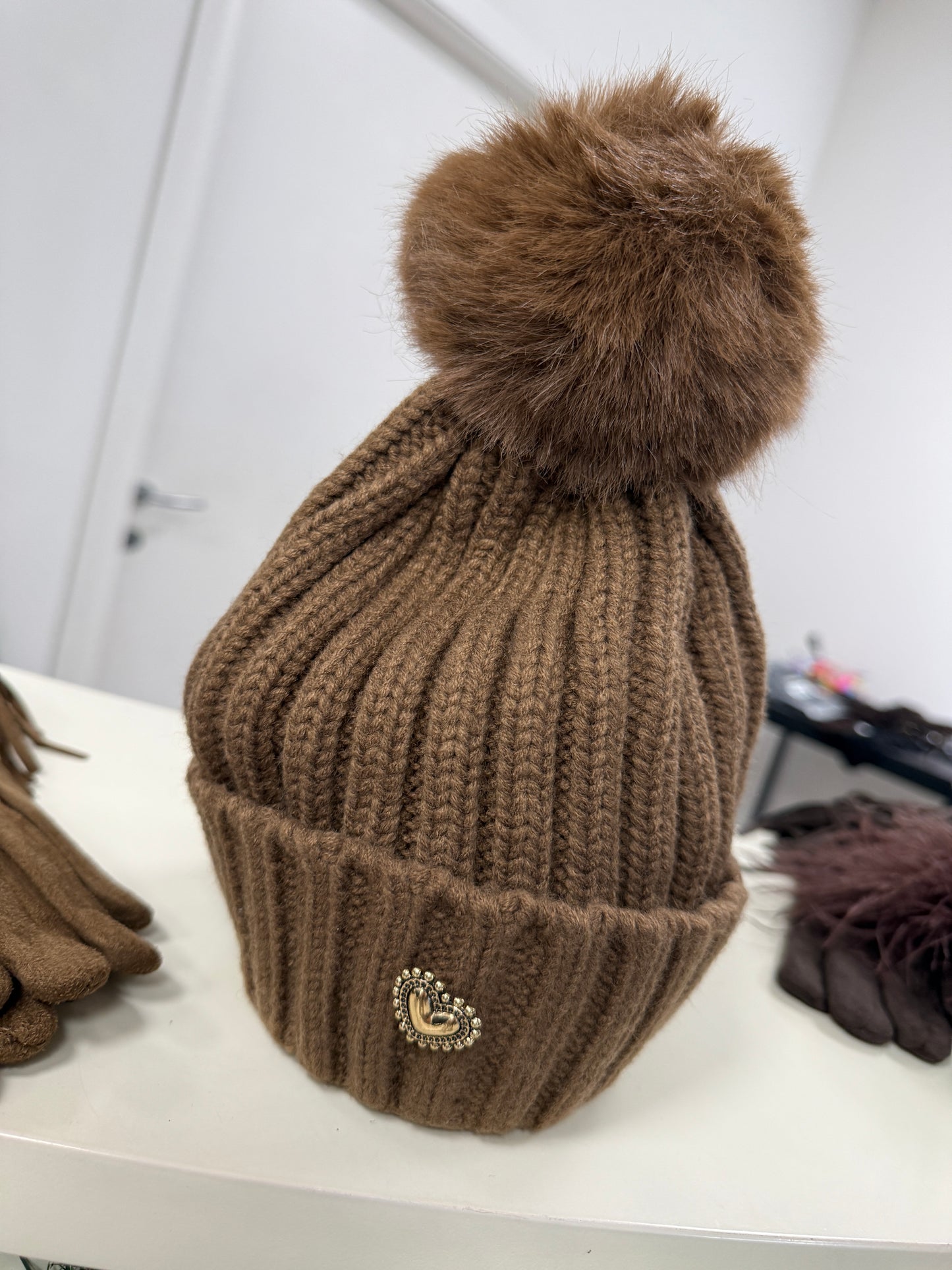 Cappellino pon pon con spilla moro