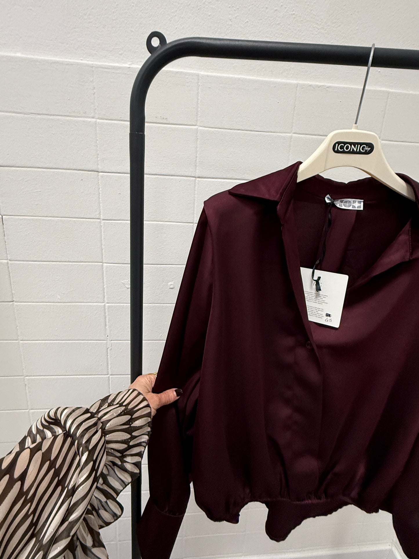 Camicia blusa raso satin arricciata sul davanti vino Memoire